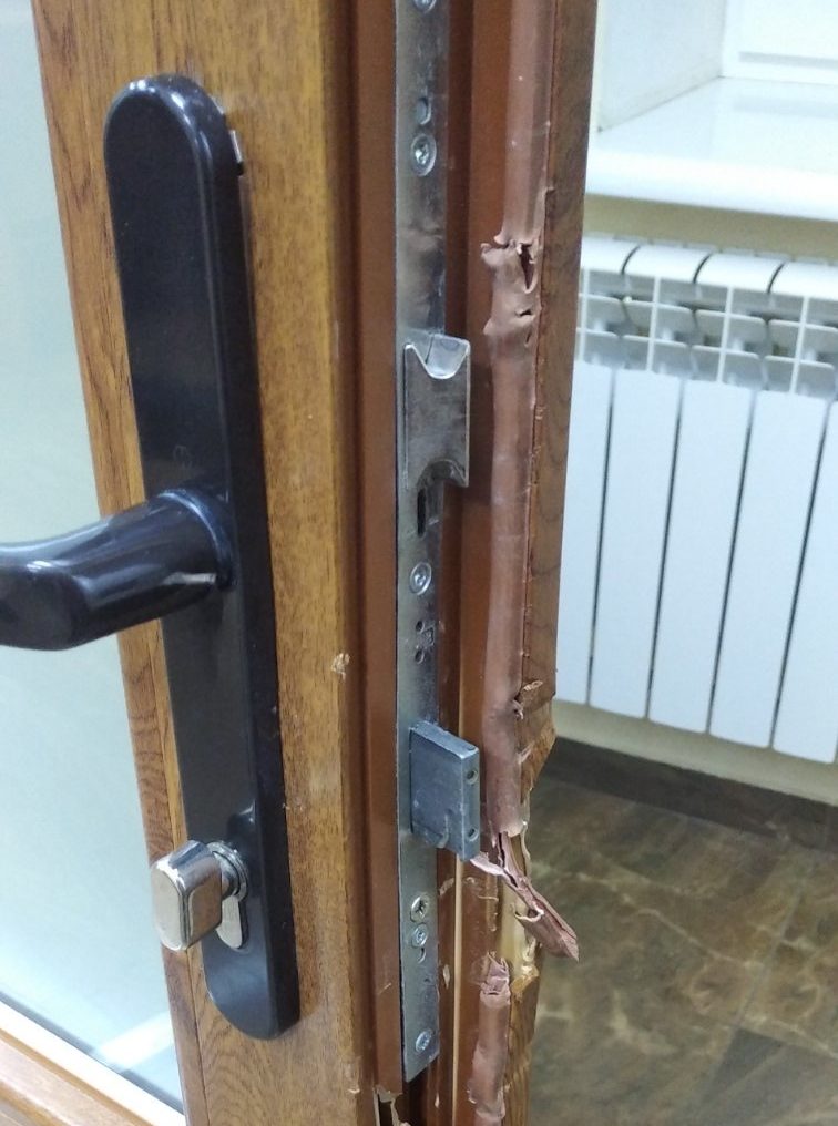 В Бердянске с предприятия пытались украсть сейф. Пострадал охранник (видео)