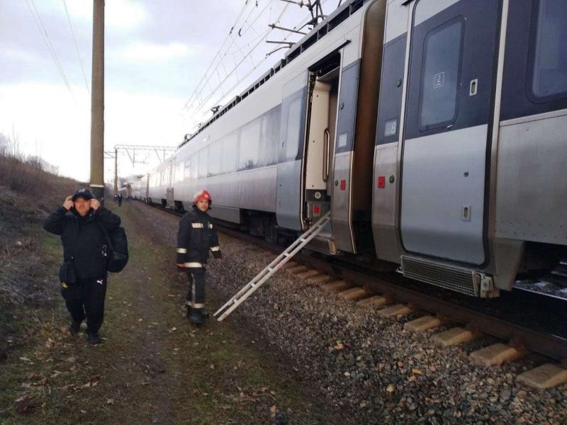 Спасатели помогли пассажирам поезда, который сошел с рельсов в Днепропетровской области - фото