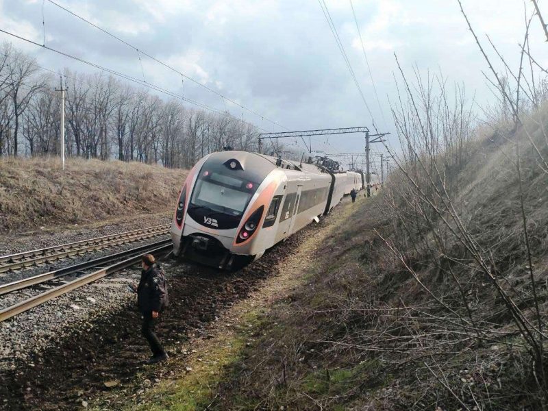 Спасатели помогли пассажирам поезда, который сошел с рельсов в Днепропетровской области - фото