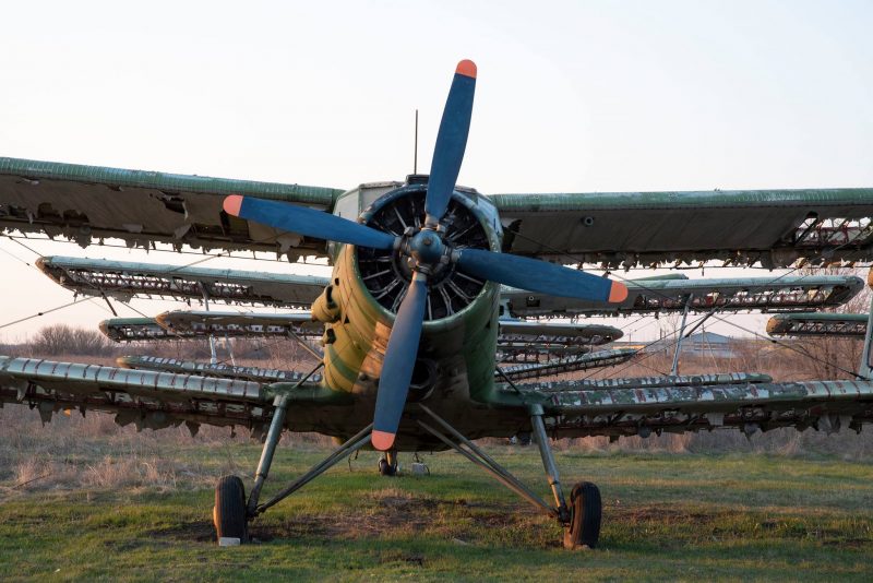 Запорожский фотограф показал сломанные самолеты на заброшенной авиабазе училища для летчиков 