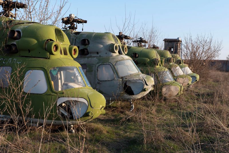 Запорожский фотограф показал сломанные самолеты на заброшенной авиабазе училища для летчиков 
