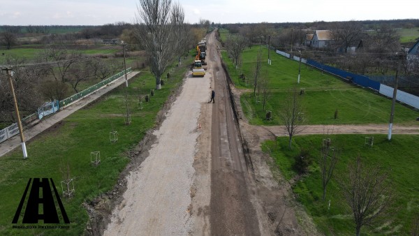В Бердянском районе Запорожской области ремонтируют дорогу общего пользования