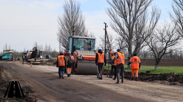 В Бердянском районе Запорожской области ремонтируют дорогу общего пользования
