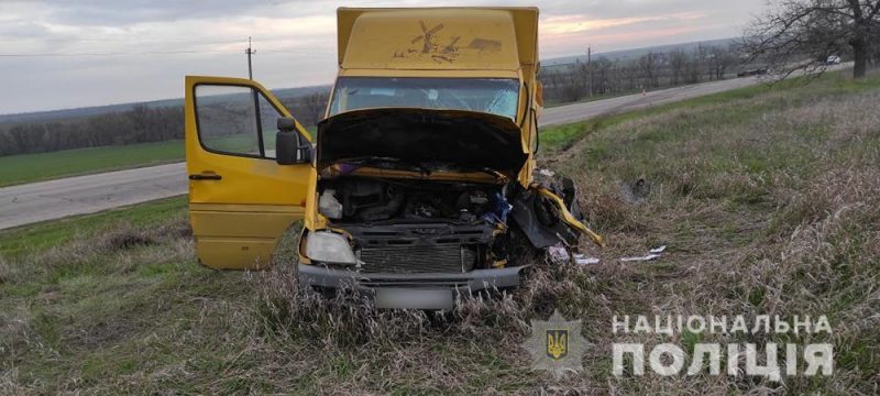 На трассе в Запорожской области водитель маршрутки уснул за рулем и врезался в автомобиль 