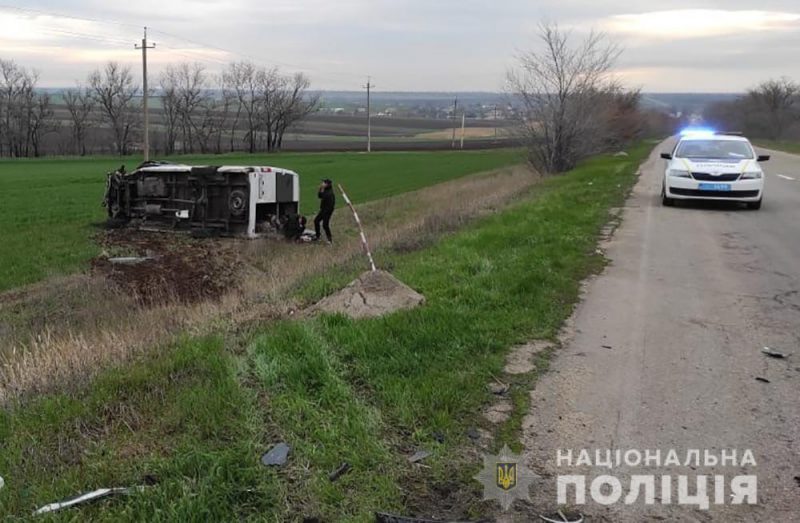 На трассе в Запорожской области водитель маршрутки уснул за рулем и врезался в автомобиль 