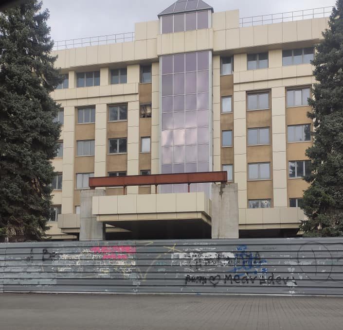 В Запорожье территория вокруг отеля заросла травой - на владельцев составили протокол