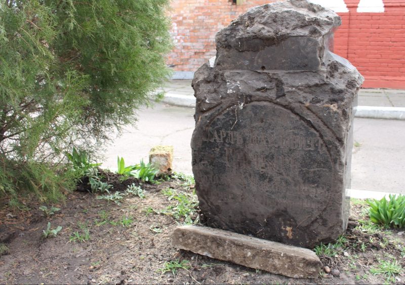 В музей Запорожской области из села перевезли надгробие известного немецкого купца