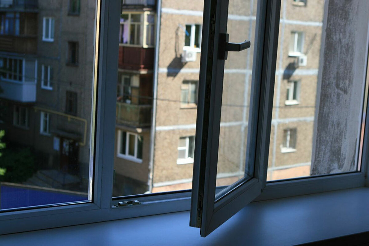В Запорожье на Бабурке молодой парень выпал из окна 9 этажа: подробности