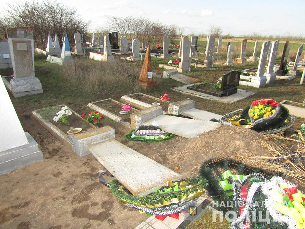В Запорожской области подросток ногами развалил памятники на кладбище: подробности (ФОТО)