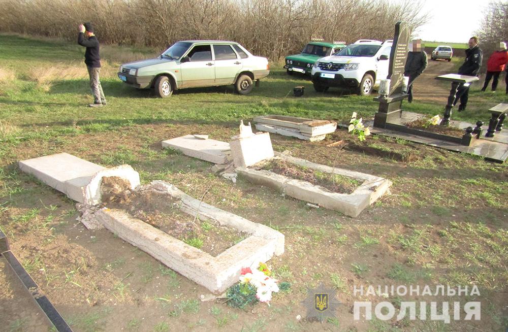 В Запорожской области подросток ногами развалил памятники на кладбище: подробности (ФОТО)