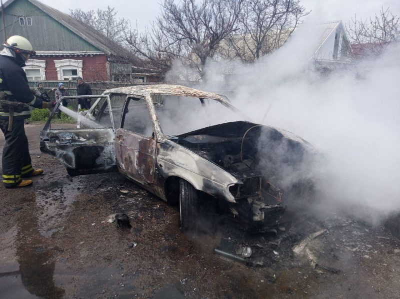 в Бердянске среди бела дня сгорел автомобиль