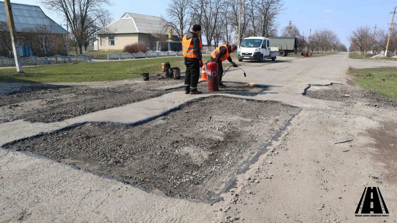 В Запорожской области устраняют ямы на убитой дороге - фото