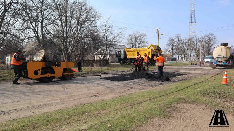 В Запорожской области устраняют ямы на убитой дороге - фото