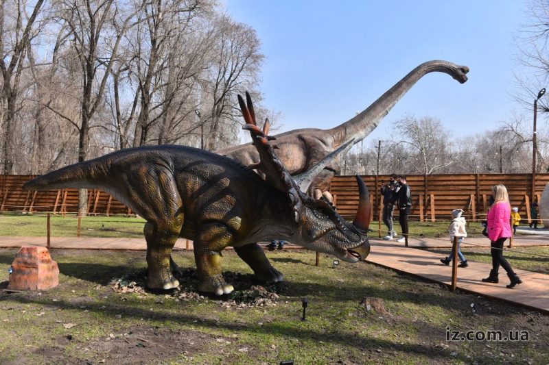 динозавры в парке