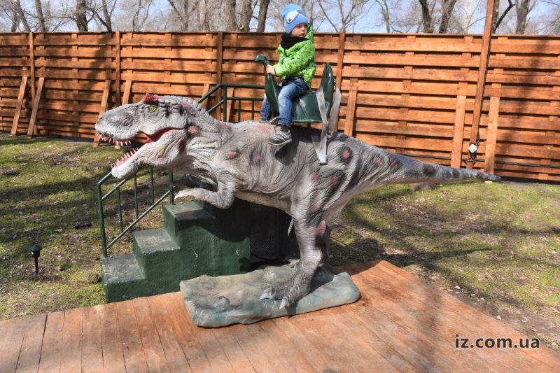 дети катаются на динозаврах