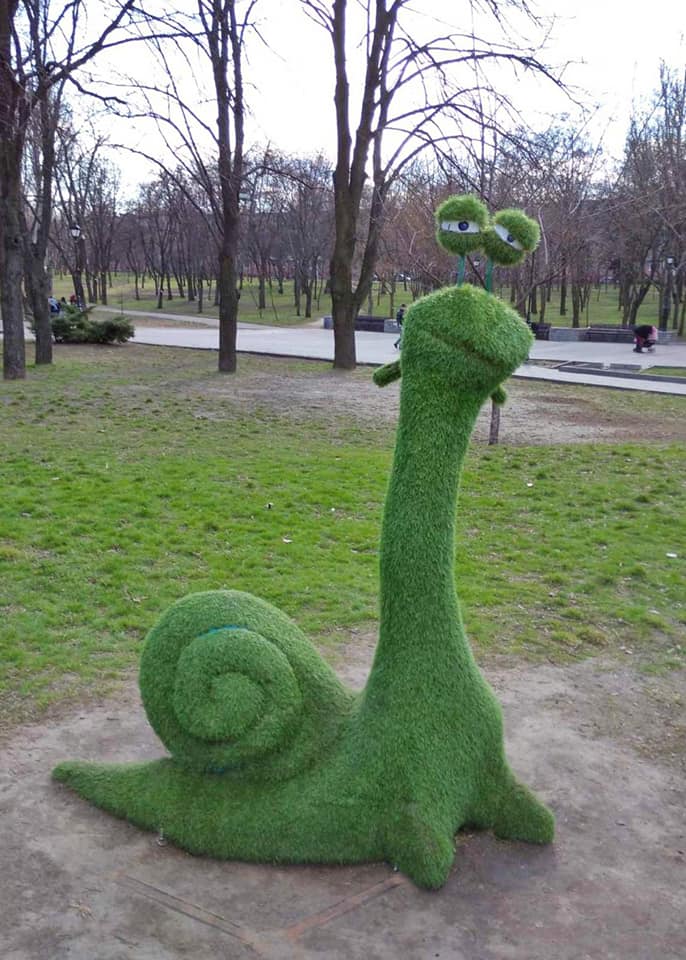 В запорожском парке обновили топиарные фигуры животных