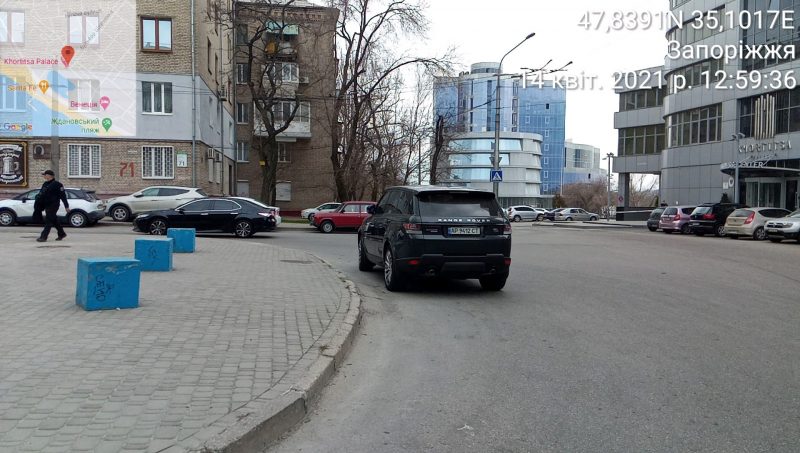 Запорожские водители паркуются возле пешеходных переходов на перекрестках - фото