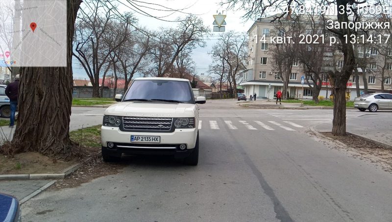 Запорожские водители паркуются возле пешеходных переходов на перекрестках - фото