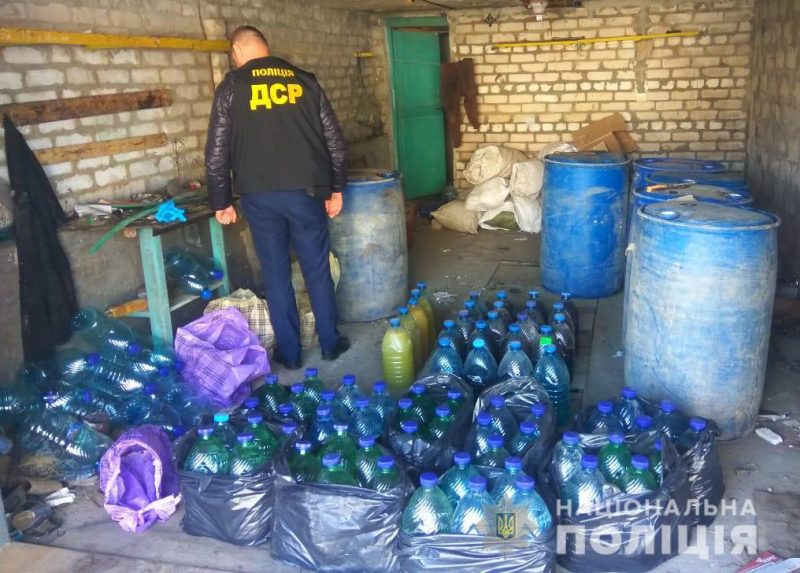 Житель Запорожской области наладил массовое производство поддельного алкоголя