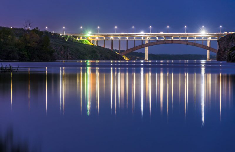 Фотограф показал ярки снимки запорожских мостов - фото 