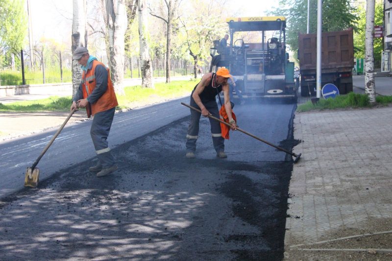 В центре Запорожья ремонтируют дорогу