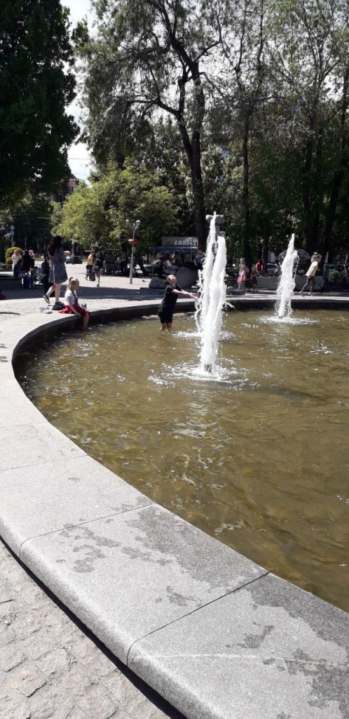 Детвора уже облюбовала фонтане Жизни на площади Маяковского
