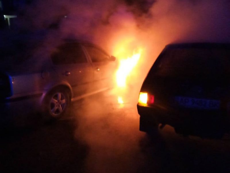 В Запорожье в час ночи загорелся автомобиль