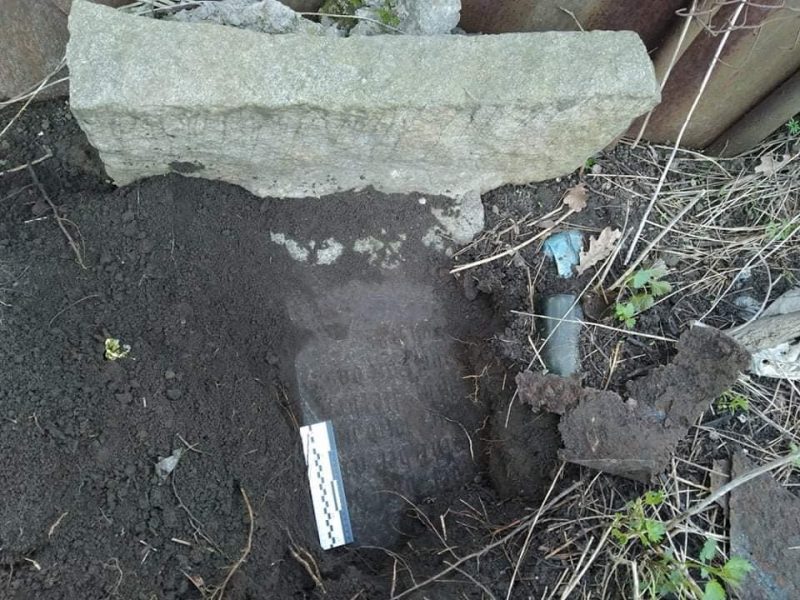 В Запорожье в балке нашли надгробие известного меннонитского пастора - фото