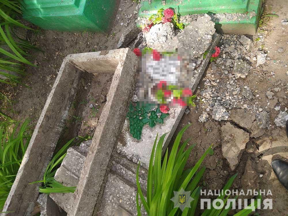 В Запорожской области надругались над могилами: подробности (ФОТО)