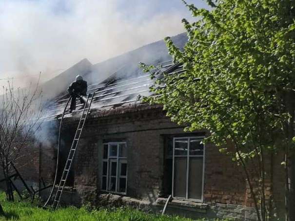В Орехове загорелся одноэтажный заброшенный дом