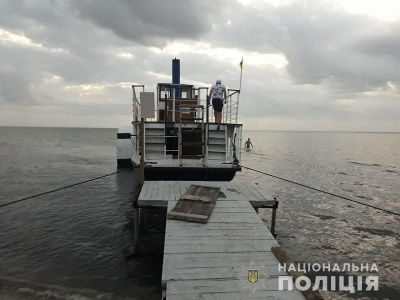 На борту катера находится 14 отдыхающих из разных областей Украины, в том числе трое детей