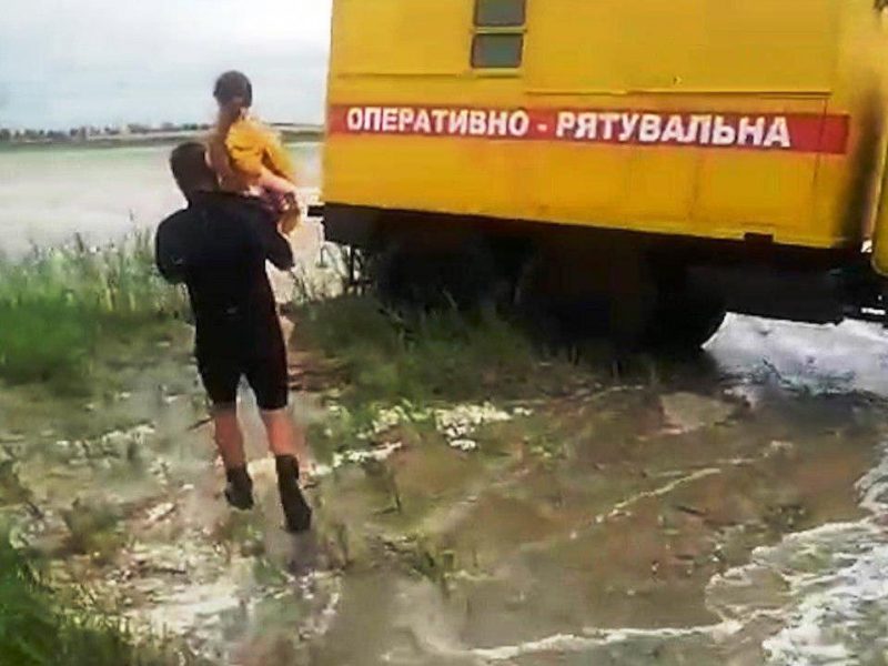 спасали отдыхающих на Азовском побережье