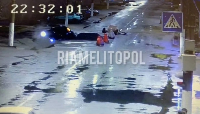 В Мелитополе легковушка провалилась под землю (ВИДЕО)