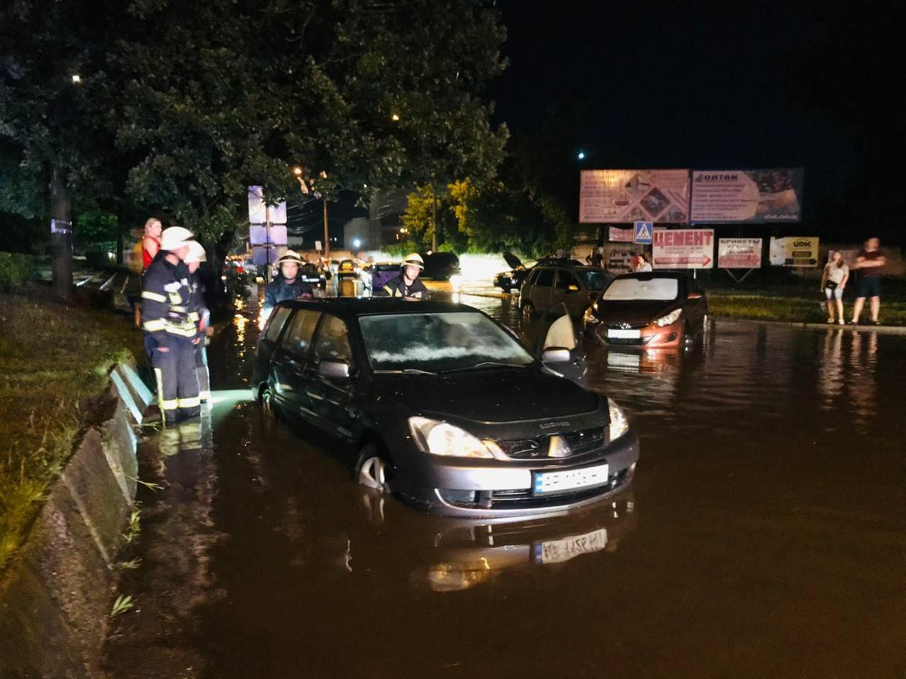 В Запорожье автомобили застряли в воде: результат непогоды показали спасатели (ФОТО)