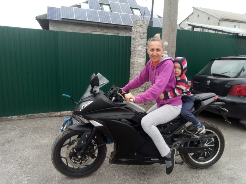 жена Олега с ребенком на мотоцикле