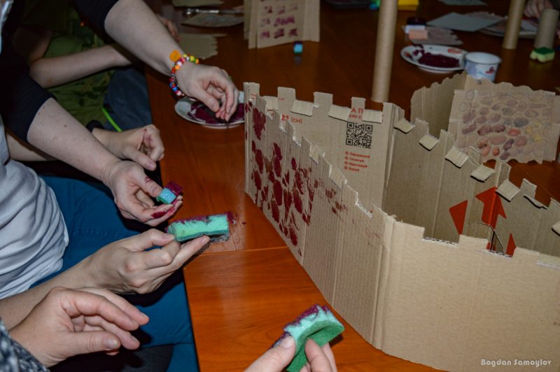 В запорожской библиотеке детей научили строить крепости из старого картона