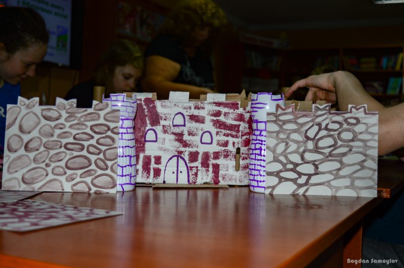 В запорожской библиотеке детей научили строить крепости из старого картона