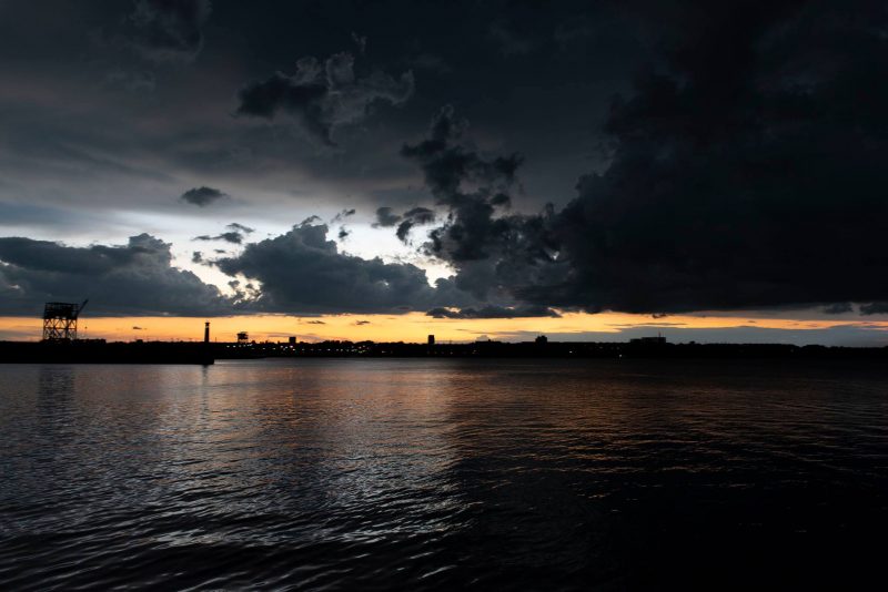 Впечатляющие кадры: в небе над Запорожьем запечатлели черные тучи и молнии - фото