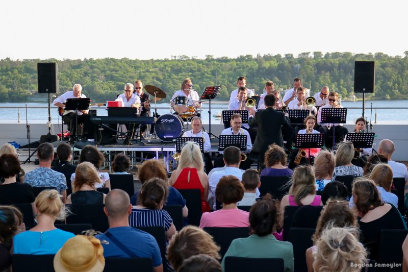 Романтика и музыка: запорожский оркестр на крыше отеля сыграл джаз