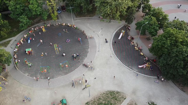 Детская площадка в виде солнца и луны: как выглядит запорожский парк с высоты - фото 