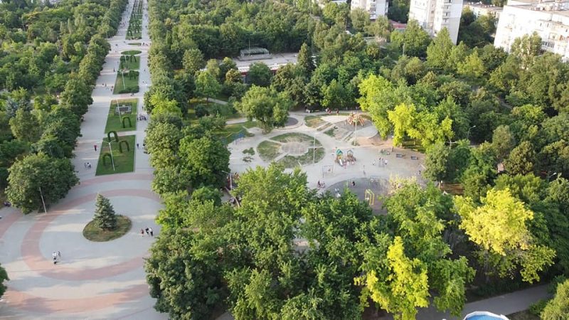 Детская площадка в виде солнца и луны: как выглядит запорожский парк с высоты - фото 