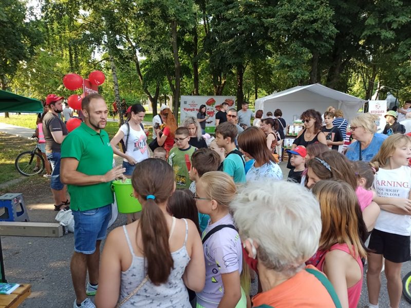 У парку Гагріна до дня народження Комунарського району влаштували свято та пізнавальні конкурси для дітей