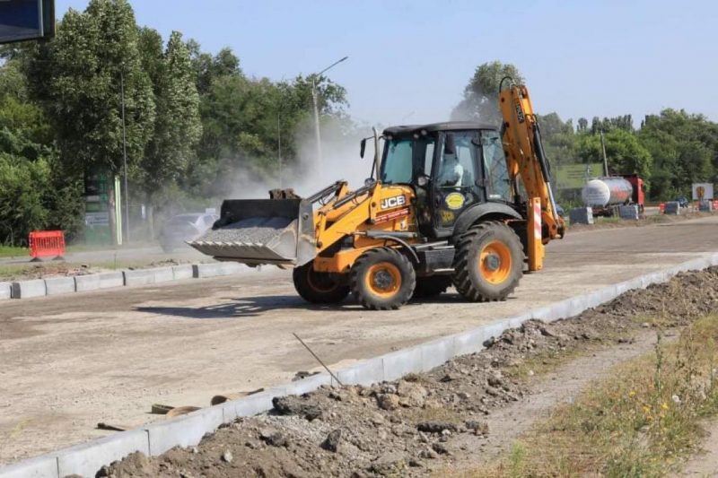 В Запорожье продолжается ремонт дороги на Набережной магистрали