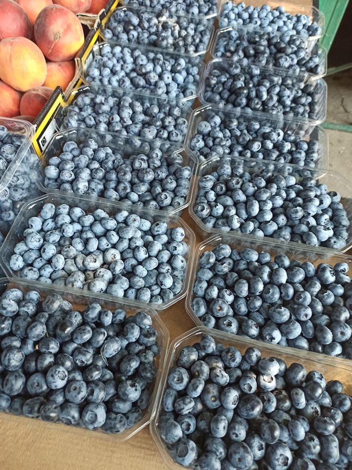 На Крытом рынке сегодня огромное разнообразие ягод и фруктов