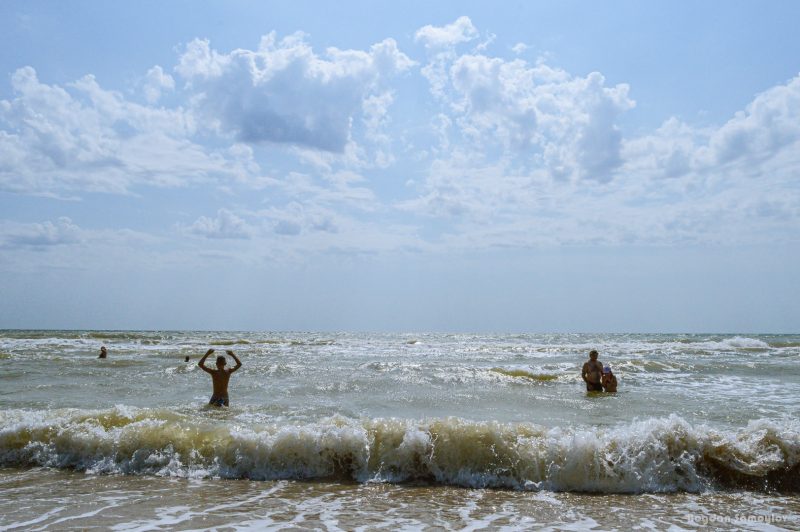 Несмотря на шторм, в Кирилловке отдыхающие купаются в море