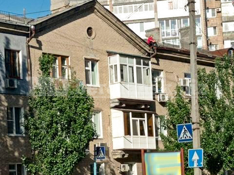 17-летняя девушка хотела спрыгнуть с крыши дома в центре Бердянска