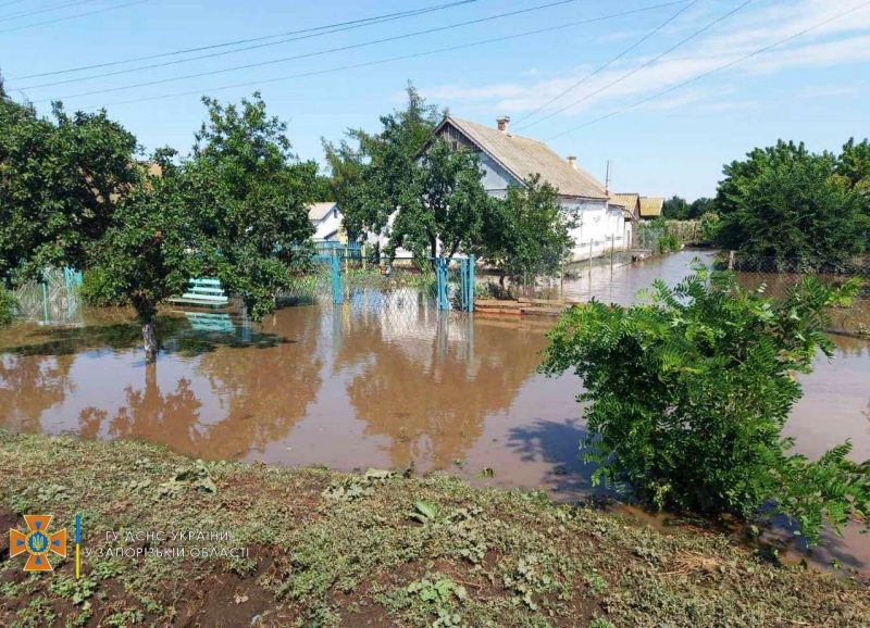В Бердянске откачивают воду с затопленных во время ливня помещений