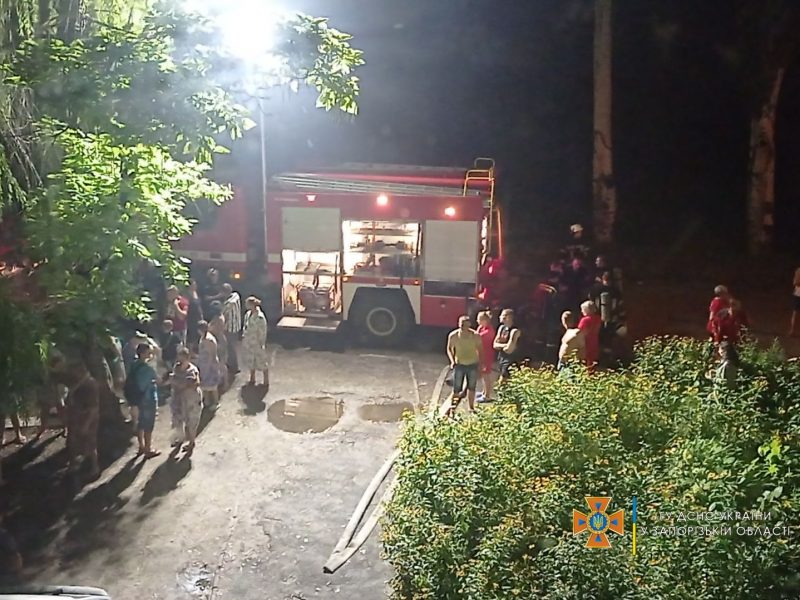 Спасатели эвакуировали 35 жителей горящего дома, среди которых пятеро детей