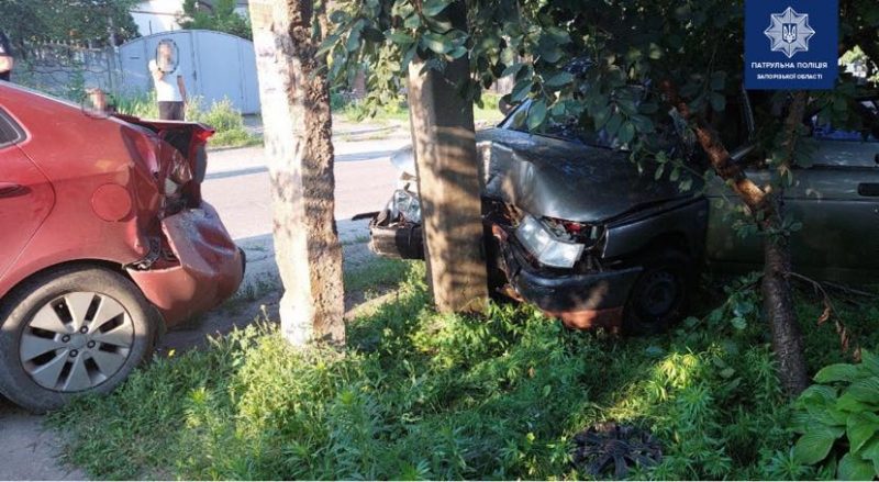 В Запорожье нетрезвый водитель врезался в припаркованный автомобиль
