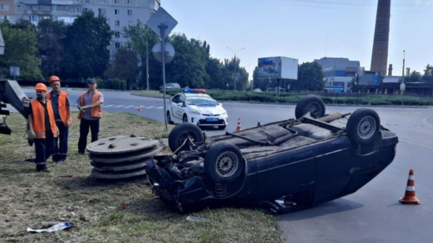 В Запорожье пьяный водитель влетел в люк: автомобиль перевернулся (ФОТО)